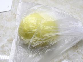 面团团圆之后保鲜袋中，留下足够的空间，扎紧保鲜袋，放到冰箱冷藏过夜。