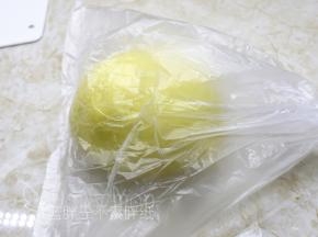 面团团圆之后保鲜袋中，留下足够的空间，扎紧保鲜袋，放到冰箱冷藏过夜。