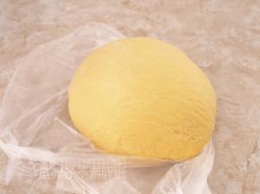 大概10个小时之后，面团发酵到两倍大，手指沾面粉戳一个洞，不回缩、不塌陷即表示发酵完成。