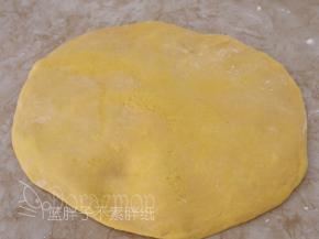 发酵好的面团按压排气。