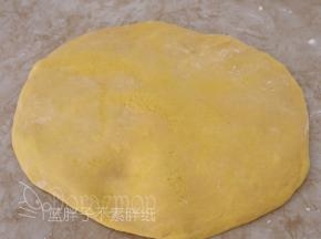 发酵好的面团按压排气。