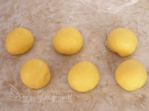 平均分成6个面团，将它们都滚圆之后盖上保鲜膜松弛15分钟。