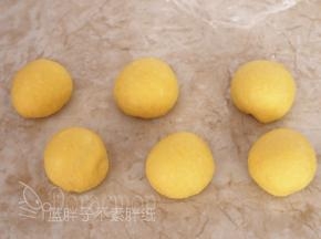 平均分成6个面团，将它们都滚圆之后盖上保鲜膜松弛15分钟。