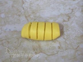 连同香肠由上往下将面团卷起来，收口记得捏紧。