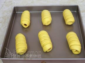 将面团全部如此处理，一一摆放在学厨金盘上。