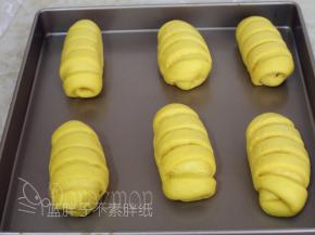 面团喷下水，放到烤箱中，烤箱里放上一杯温水，38℃发酵到两倍大，大概需要30分钟。