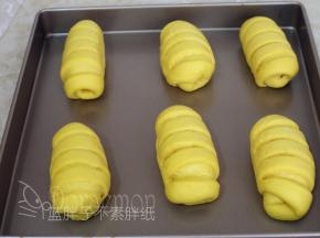 面团喷下水，放到烤箱中，烤箱里放上一杯温水，38℃发酵到两倍大，大概需要30分钟。