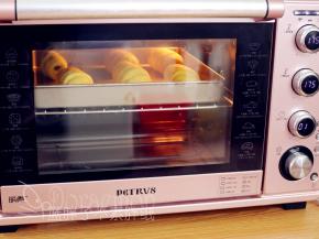 取出发酵好的面团，送入预热好的烤箱，中层，上下火180℃，烘烤20分钟。