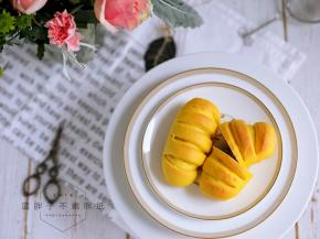 烤好的面包趁热放在烤网上晾凉。