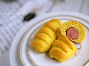 面包是淡淡的南瓜味，香肠是黑椒口味，综合起来很美妙的味道。