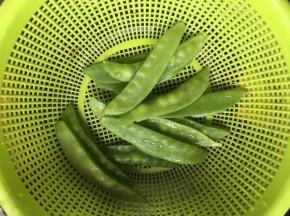 荷兰豆洗净；