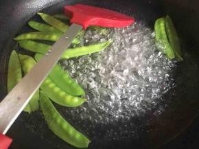 锅中放入适量清水，放入少许油和盐，水开放荷兰豆焯至变色后取出过凉水备用；