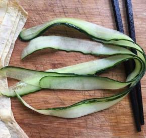 黄瓜洗净刮成薄片备用；