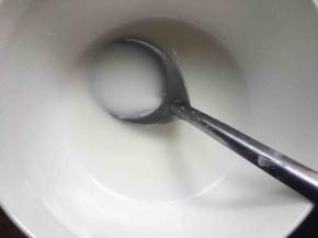 另取一碗，清水中放入适量淀粉搅拌均匀；