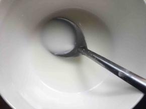 另取一碗，清水中放入适量淀粉搅拌均匀；