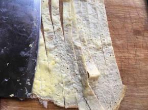 取出，切成宽度一致的长条状；