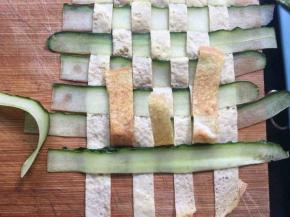 将黄瓜条、鸡蛋条横竖放置编织在一起；