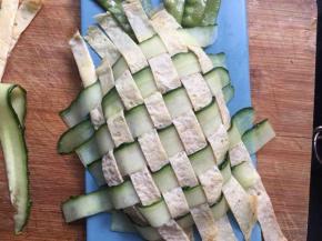 将编好的蛋饼用菜刀托住斜盖在米饭上，然后用剪刀剪掉周围多余的部分，整理好即可；（斜放更形象）