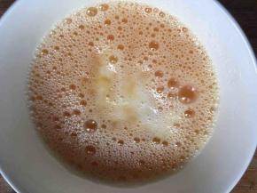 搅散的鸡蛋液中倒入淀粉水再次搅拌均匀；