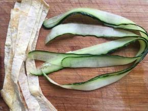 倒出蛋皮切长条状，黄瓜洗净用刮皮器刮剥长条；（也可全部用蛋皮）