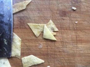 将蛋皮切成差不多大小的三角形，装作花瓣；（也可用小番茄对半切开代替）