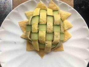 花瓣摆在周围，形成向日葵花朵；