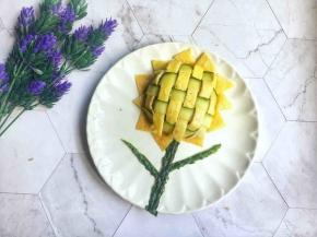 再用黄瓜皮切出叶子和花枝即可；