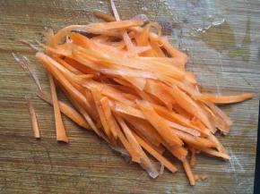 胡萝卜切丝；