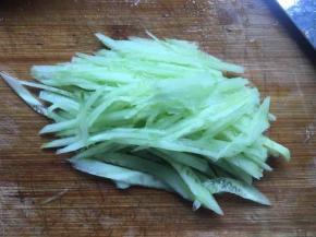 黄瓜切丝；