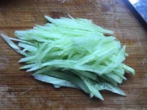 黄瓜切丝；