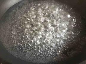 起锅放入适量清水，并加入少许盐；