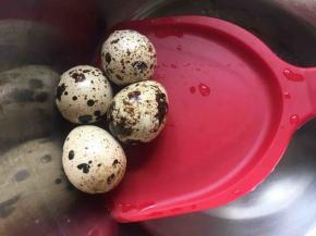 鹌鹑蛋洗净；