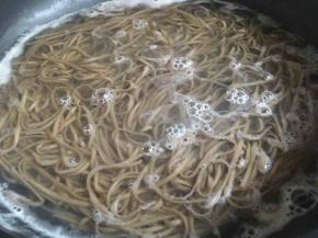 再次沸腾后倒入适量冷水继续煮至面条能被筷子夹断即可；