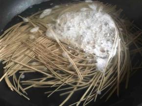放入荞麦面煮沸；
