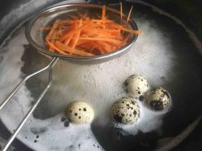锅中继续放入鹌鹑蛋、胡萝卜丝；