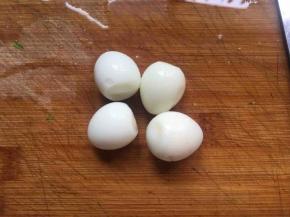 鹌鹑蛋煮熟过凉水剥壳备用；