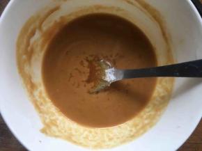 取一碗勺入一勺花生酱，倒入2倍热水，再倒入半勺生抽、半勺醋、1勺糖搅拌均匀成酱汁；