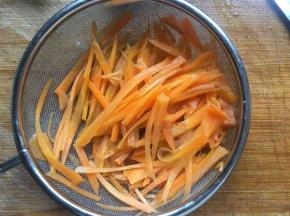 煮至胡萝卜丝变色变软取出过凉水备用；