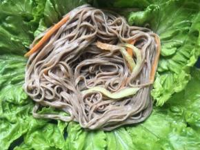 将搅拌好的面条放入碗中，中间可留出点点低凹处；