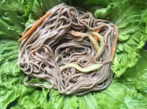 将搅拌好的面条放入碗中，中间可留出点点低凹处；