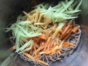 将面条、胡萝卜丝、黄瓜丝、酱汁倒至盆里，搅拌均匀；