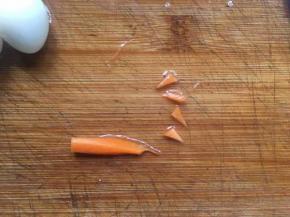 胡萝卜切小三角薄片；