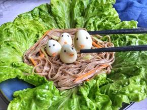 再将装好的鹌鹑蛋放入面条中间即制作完成；