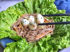再将装好的鹌鹑蛋放入面条中间即制作完成；