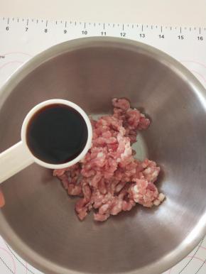 1、猪肉末加1汤匙酱油。剩余1汤匙酱油与1汤匙清水混合备用。