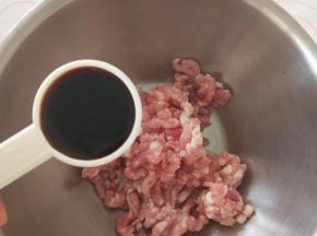 1、猪肉末加1汤匙酱油。剩余1汤匙酱油与1汤匙清水混合备用。
