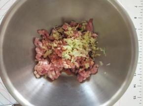 2、在加姜末搅拌均匀。