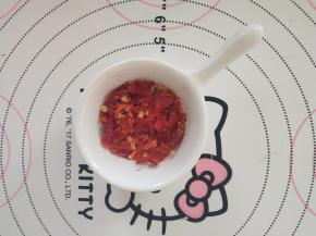 4、干辣椒掰碎备用。