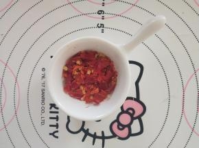 4、干辣椒掰碎备用。
