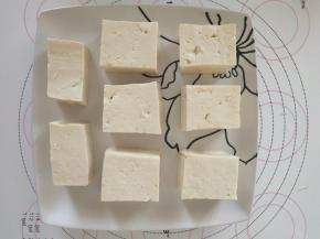 5、豆腐切块摆入盘中。
。